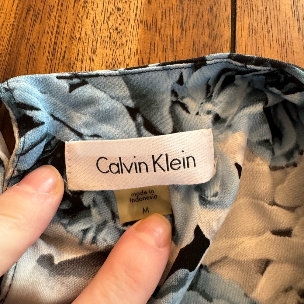 Calvin Klein with blue black white Roses shirt - Picture 2 of 2